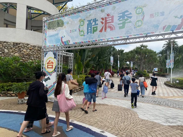 以茄芷袋配色設計多個台味打卡點。業者提供