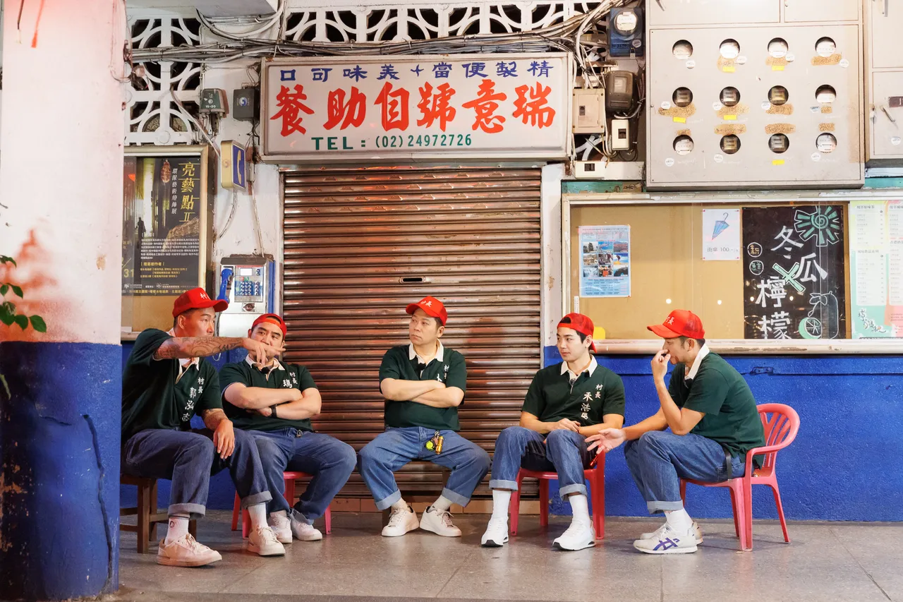 明星村長郭泓志(左起)、瑪斯卡、卜學亮、禾浩辰、姚元浩等深度下鄉協助村民大小事務。好看娛樂提供