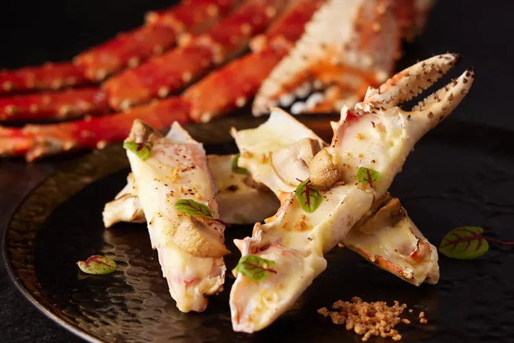 王品牛排即日起到5月31日，媽媽姓名中有「眞、心、謝、禮」任一同音字，不分平假日，到全台「王品牛排」內用消費2客套餐，出示證件，即款待起司焗烤帝王蟹1份。業者提供