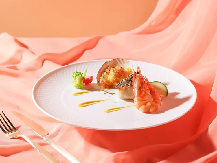 夏慕尼即日起至5/31，平日到店消費2客套餐，出示指定活動畫面，款待2份總價680元的「扇貝海鮮盤」。業者提供