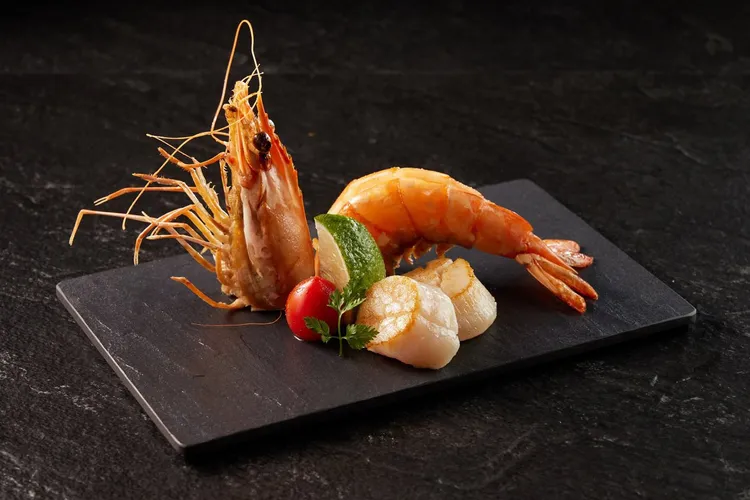 到王品消費兩2客套餐，並出示優惠活動畫面，贈白酒奶油海大蝦佐干貝1份。業者提供