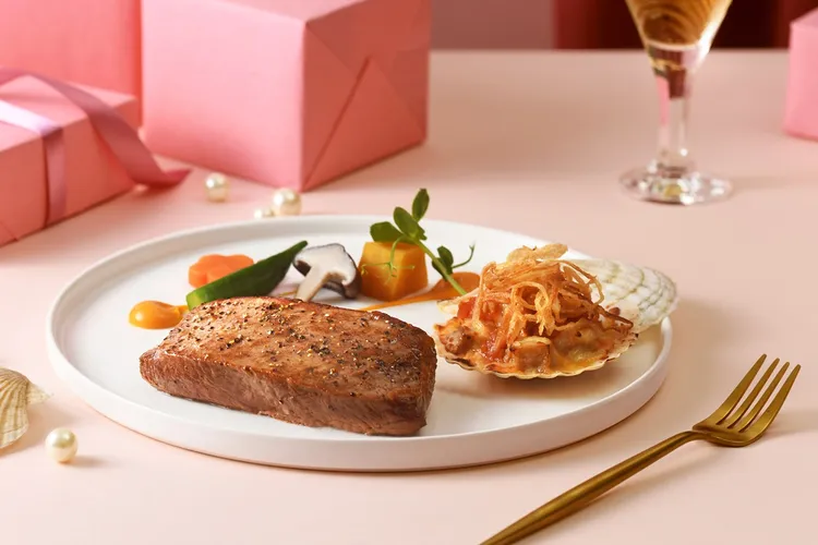 西堤牛排即日起到5/31不限平假日，到店內享用經典套餐1客，媽媽出示任一「年輕美照」，就招待價值206元的「義式焗烤扇貝」1份。。業者提供