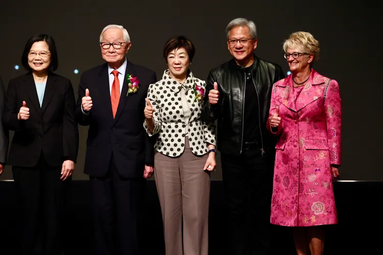 張忠謀獲頒李國鼎獎，輝達執行長黃仁勳與妻子洛麗（Lori）出席頒獎典禮。彭欣偉攝