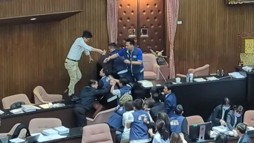 協商前突襲!郭國文突破防線強攻主席台 3藍委使出「大力金剛掌」逼退