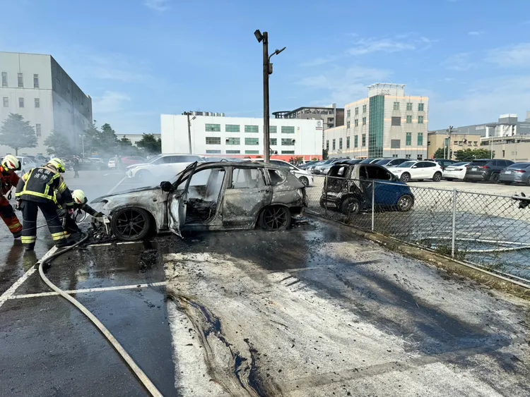現場兩車燒毀。桃園市消防局提供