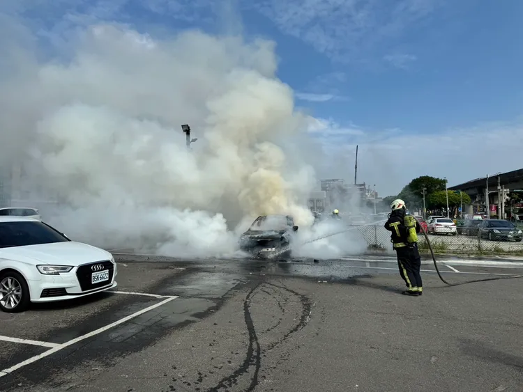 警消灌救。龜山警分局提供