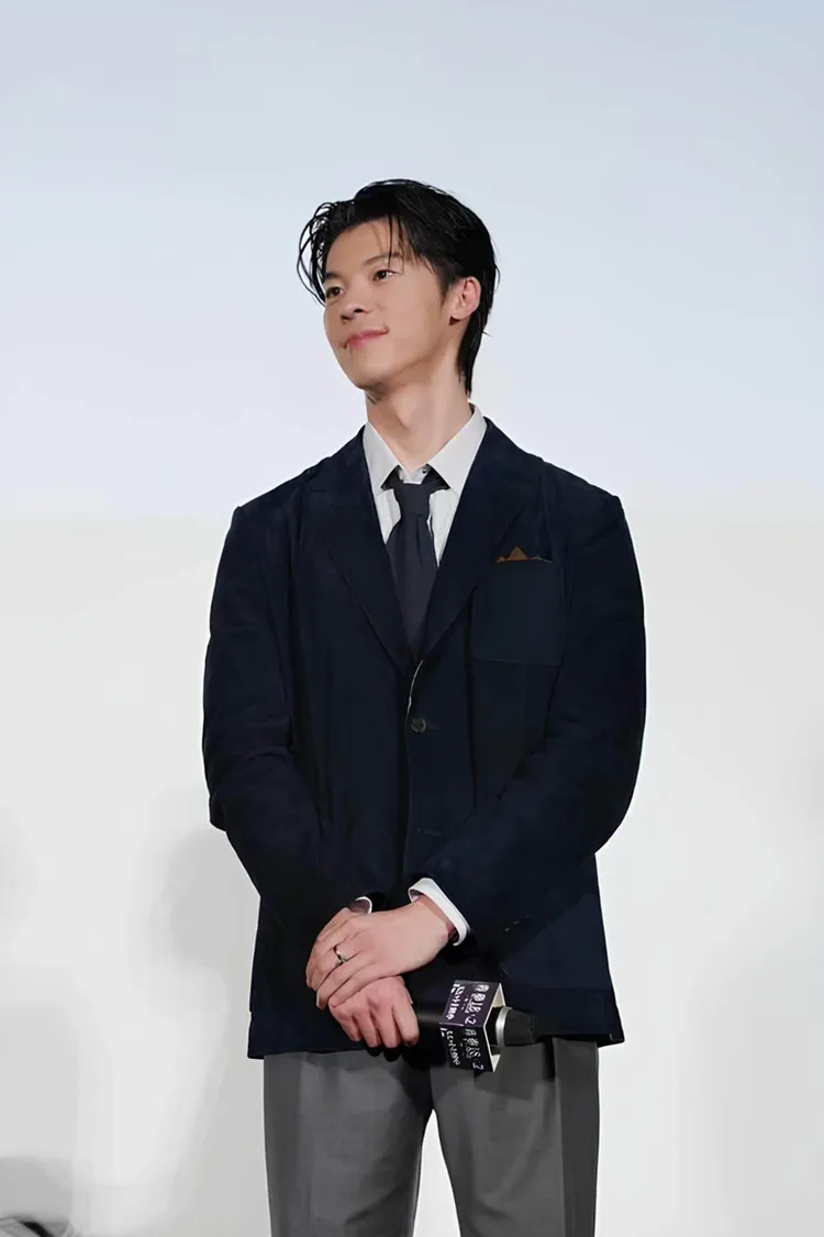 換上西裝、長褲的許光漢依舊相當有少年感。一起娛樂提供