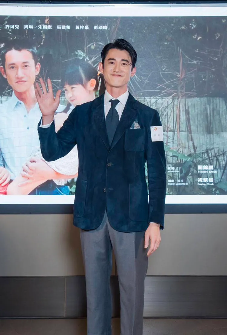 吳慷仁穿著dunhill 2024春夏系列展現型男魅力。品牌提供