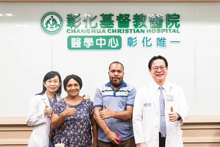 彼得（右二）飛越半個地球到彰基，求診陳穆寬總院長（右一）。彰基提供