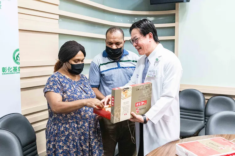 陳穆寬總院長請彼得夫婦品嚐台灣特產鳳梨酥。彰基提供