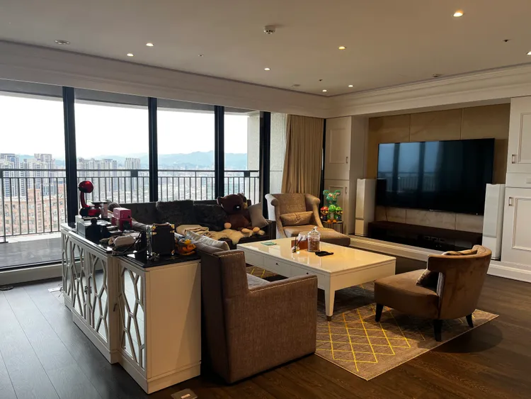 丟丟妹名下有2間房子，都在新北市中和區，這間她自住，約111坪，3房1廳2衛浴。丟丟妹提供