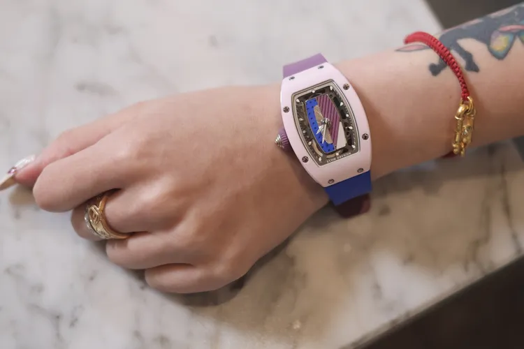 丟丟妹手上戴的是Richard Mille限量名錶，最近有人出價1700萬元要買。彭欣偉攝