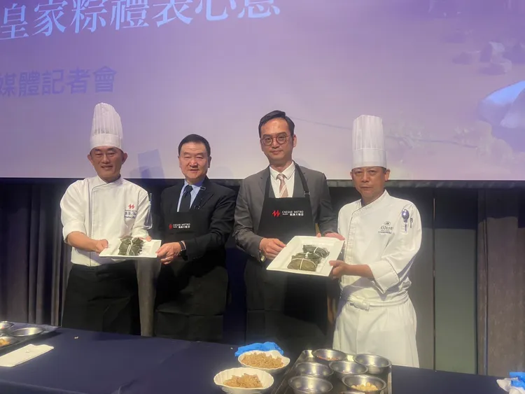 凱撒飯店連鎖行政主廚戴于益(左起)、凱撒飯店連鎖執行長皮金營、餐飲事業總經理石益鳴、廚藝長李文康合力包粽，宣傳今年主打「凱撒皇家粽香禮盒」。陳揚盛攝
