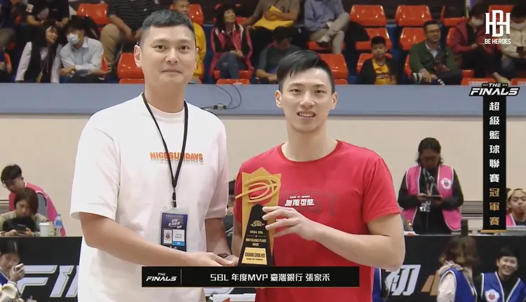 本季SBL超級籃球聯賽的MVP為臺灣銀行籃球隊的張家禾（右）；左為陳子威。翻攝自BE HEROES YT