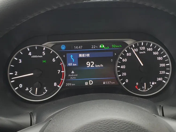 當使用導航時，儀表中也新增路徑導引功能，辨識資訊更為直覺便利。林浩昇攝