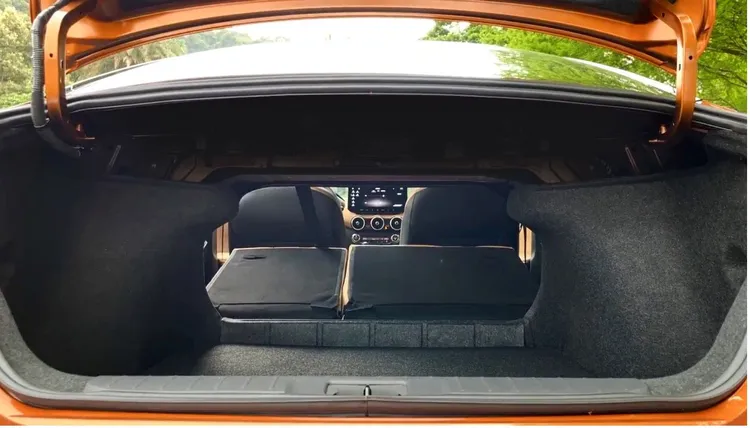 行李廂擁有不俗的深度之外，也可透過6/4分離傾倒椅背，依需求擴充置物容積。林浩昇攝