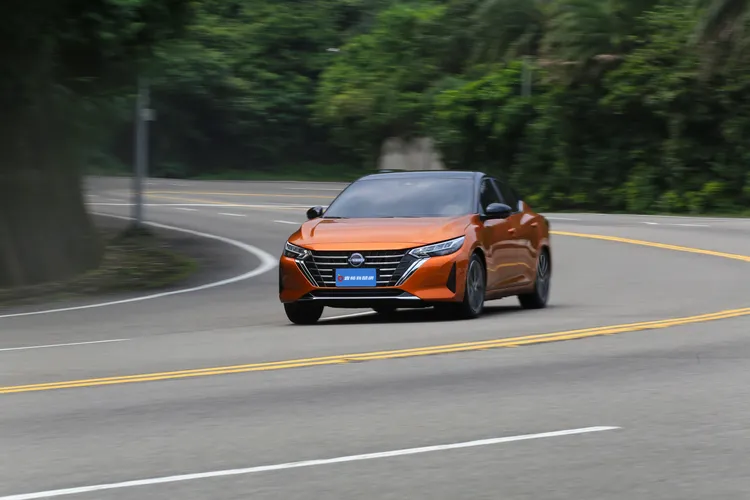 ALL NEW SENTRA面對連續彎道時提供沉穩從容的動態反應，在適中的轉向回饋手感搭配下，整體而言創造的是無壓且隨心所欲的駕駛氛圍。林浩昇攝