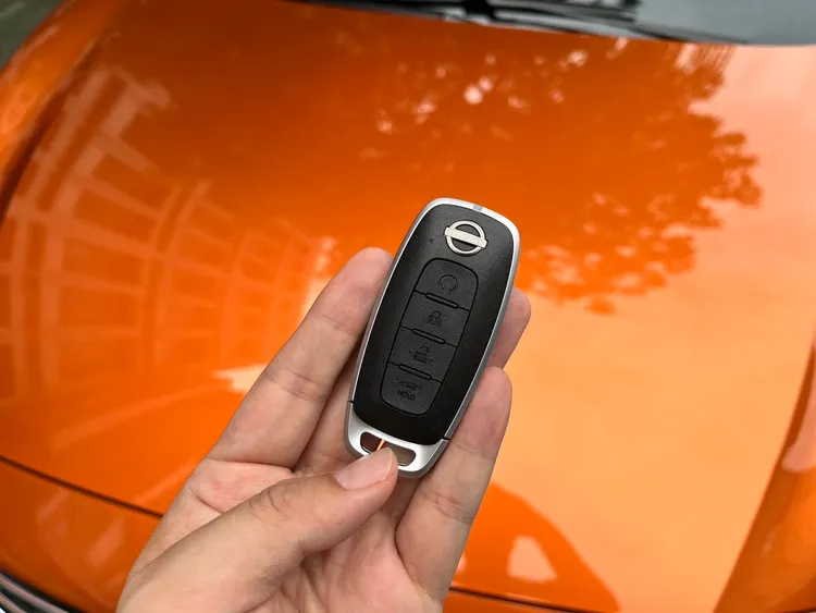 智慧型鑰匙系統I-KEY，除了保有原先遠端遙控發動引擎預先冷房功能之外，這次又加入了「靠近自動解鎖、離開自動上鎖」功能。林浩昇攝