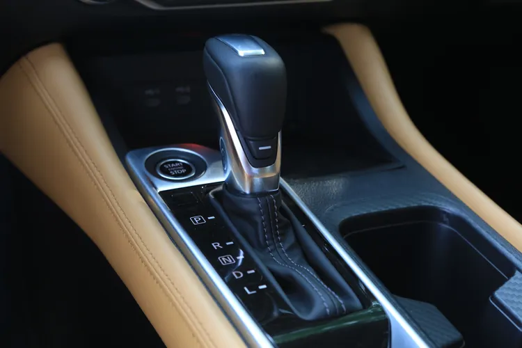 CVT無段變速箱帶來直接與輕快的加速特性，透過排檔頭上的Ds按鍵，還能將扭力維持在高原帶，呈現更即時的輸出表現。林浩昇攝