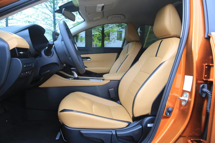 舒適與支撐性兼具的前座椅，也是ALL NEW SENTRA向來的特長，雙色皮革視覺上也帶來如高級車般的韻味。林浩昇攝