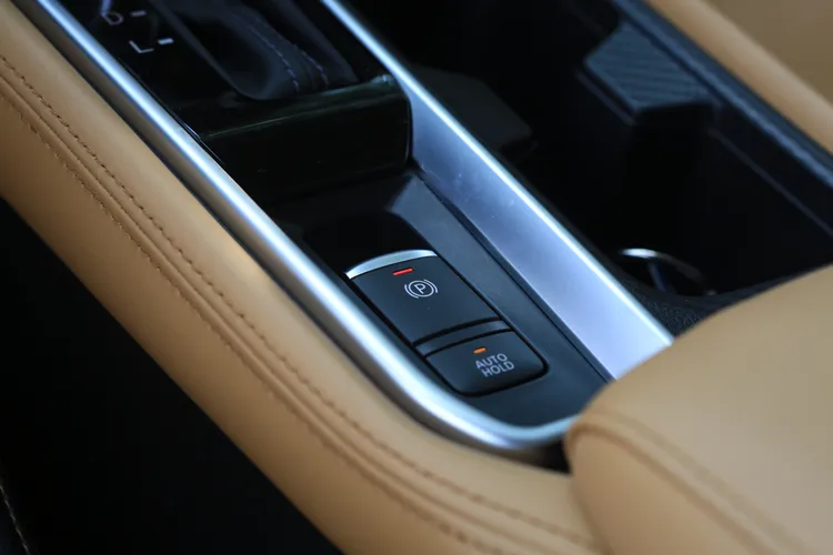 中階車型以上手煞車從以往的傳統腳踏式，升級成了e-PKB電子駐車系統之外，最重要的就是附加了Auto Hold的功能，讓每次停等紅燈時更為輕鬆。林浩昇攝