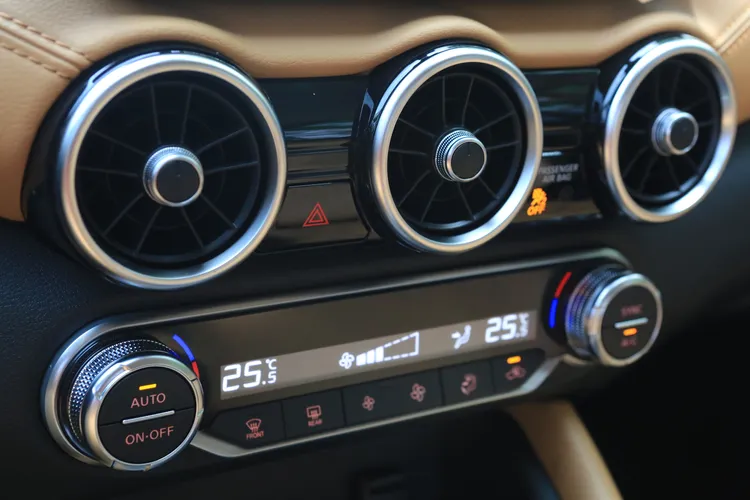 中央金屬外框的三圓形空調出風口，有著類似歐洲豪華車的精緻視覺感受，中高階車型更搭載雙區恆溫空調。林浩昇攝