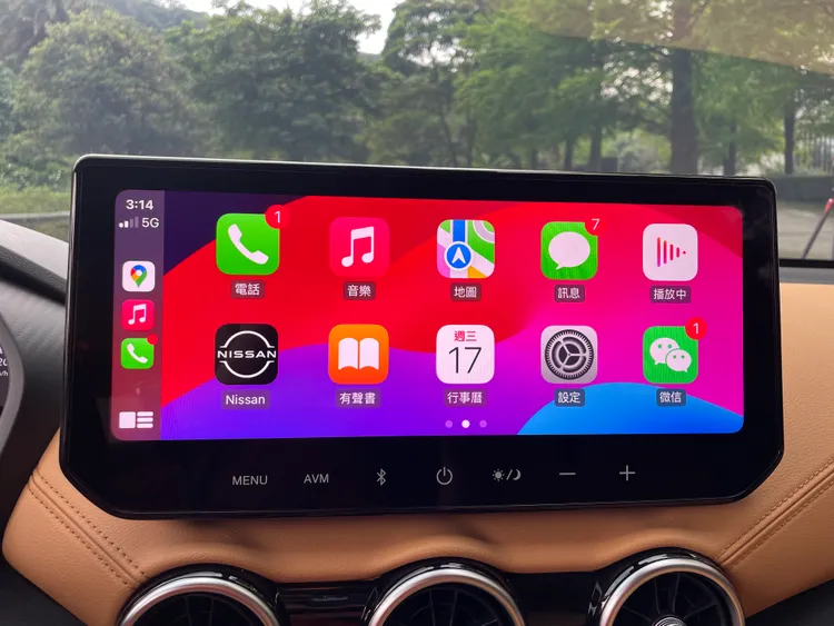 可依自身需求使用無線Apple CarPlay及Android Auto智慧手機連結功能(無線&有線均可支援)，甚至提供雙指手勢操作，以輕鬆的方式使用多項快捷功能。林浩昇攝