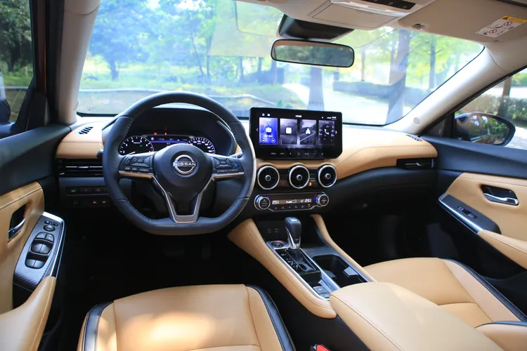 中控台、門板上大面積包覆的皮質創造優異的質感，雙層式的中控台在雙色外觀色基礎下，還可加價1萬元選配橘黑雙色內裝。林浩昇攝