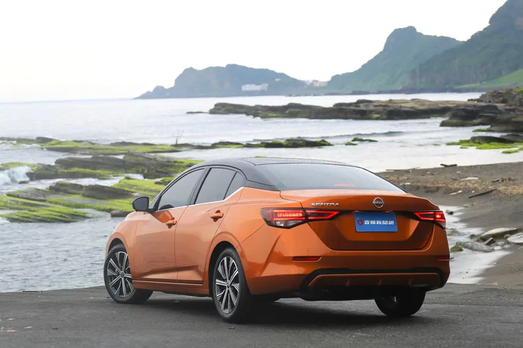 流線的車身線條，搭配可選擇的雙色車身，讓NISSAN ALL NEW SENTRA在四門房車界更顯得與眾不同及帥氣。林浩昇攝