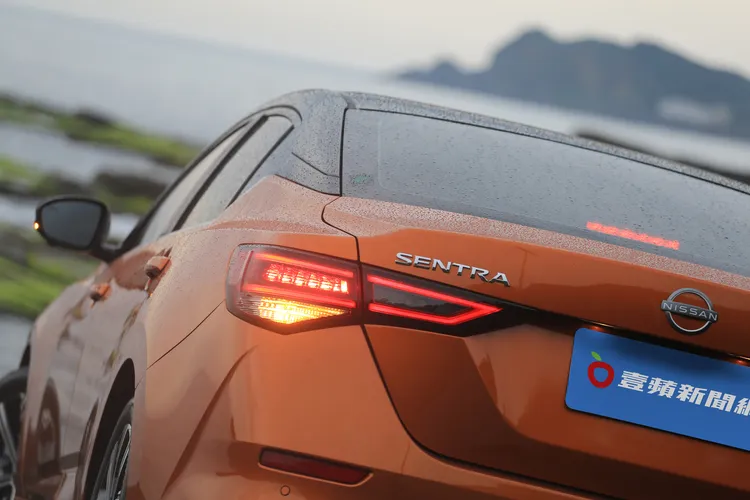 ALL NEW SENTRA小改款換上全新LED尾燈組，箭矢型的導光條進一步提升車尾科技氛圍。林浩昇攝