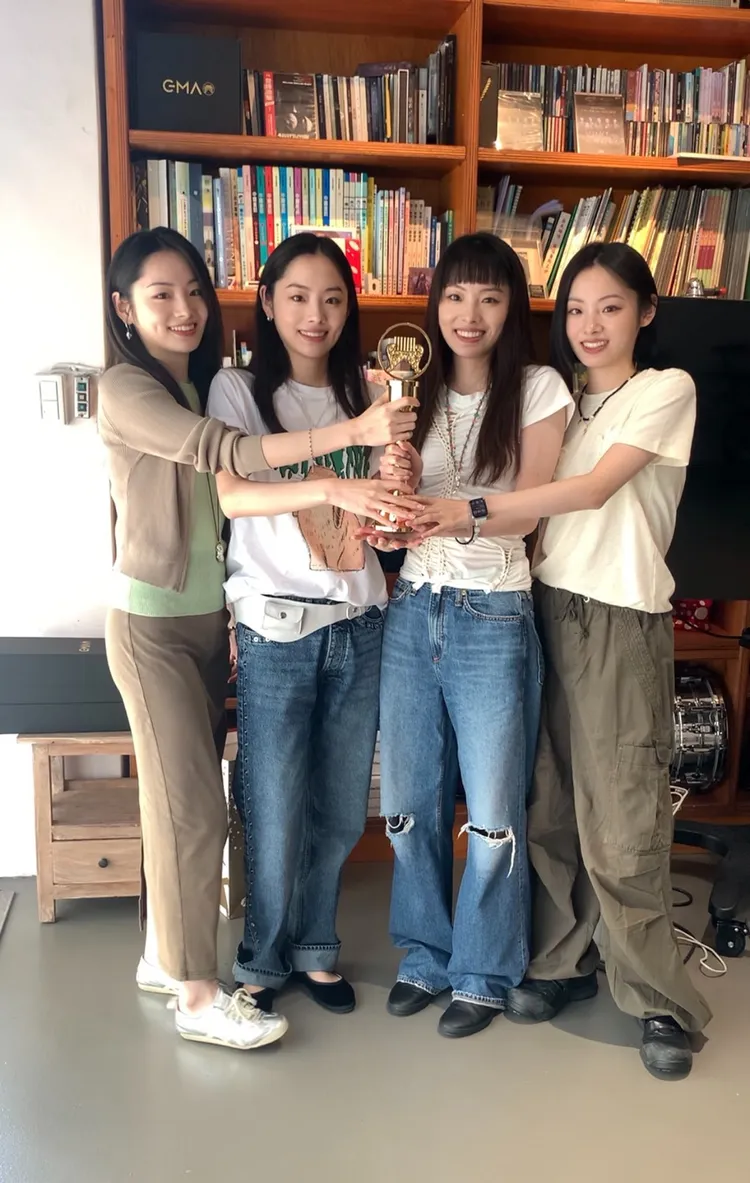 紅飛林摸金曲獎座沾喜氣。紅飛林提供