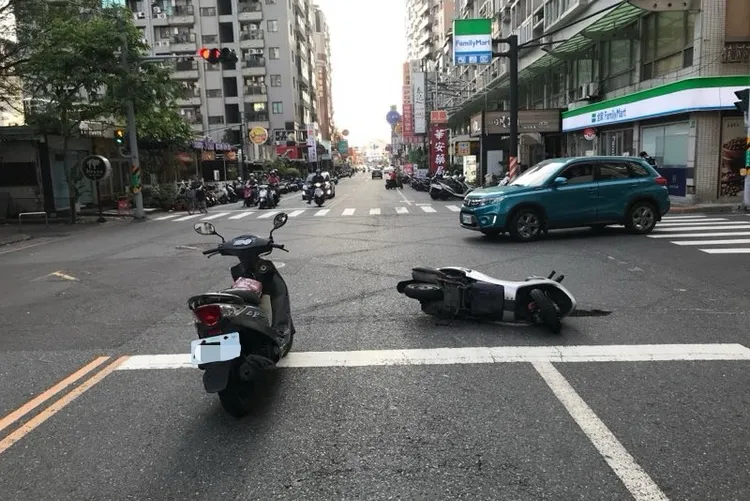2輛機車無辜遭撞倒，釀2傷。讀者提供