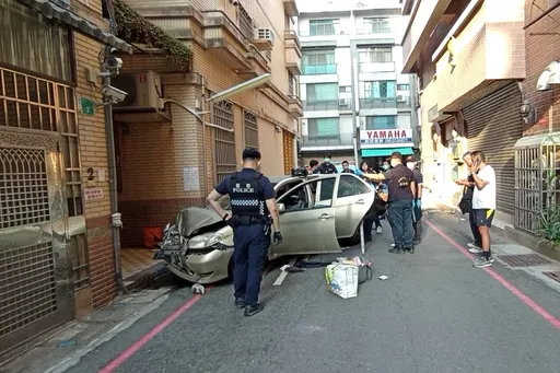 悍女這原因拒檢狂飆連撞2機車!警開槍還擊 破輪撞毀民宅狼狽落網