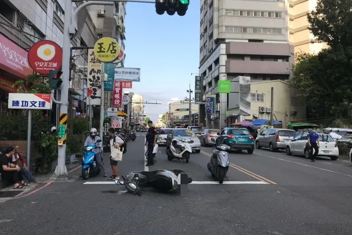 員警前往處理，協助騎士就醫。讀者提供