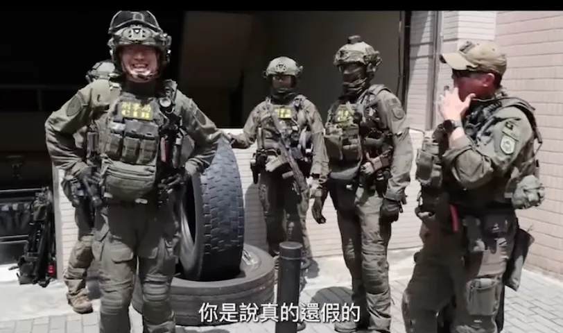 林右昌(左)在影片中跟著特勤一起全副武裝訓練。翻攝自林右昌臉書