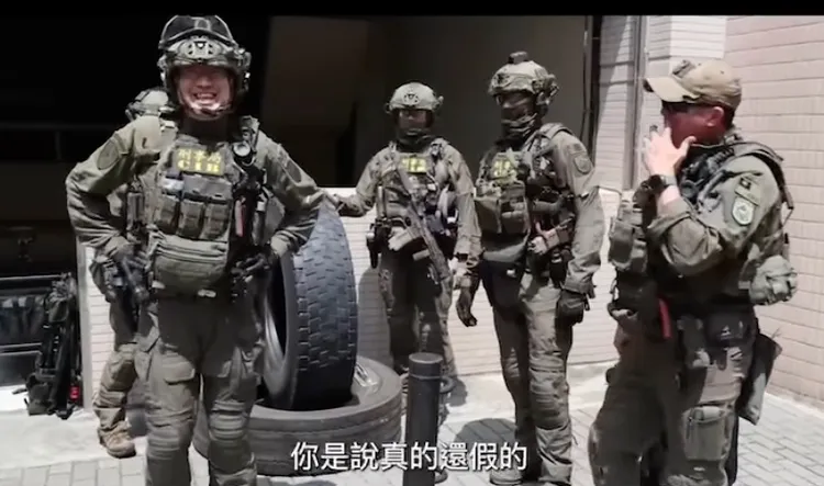 林右昌（左）在影片中跟著特勤一起全副武裝訓練。翻攝自林右昌臉書