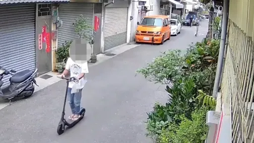 他騎滑板車吸4人追隨！不是粉絲是警察　簽名、走星光大道、坐專車卻很無奈