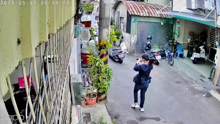 他一到家還沒停妥，便遭4名刑警包圍逮捕。讀者提供