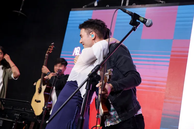 開水小姐與鳳小岳開心相擁。吳老闆影像創作有限公司提供