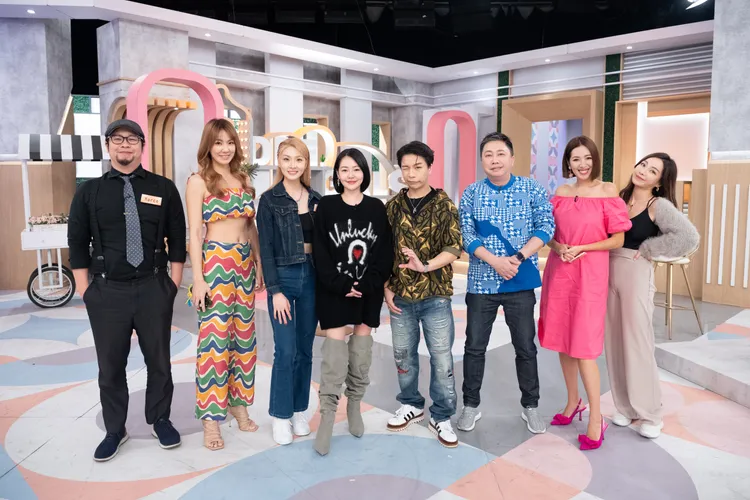 趙正平（右三）之前常上小S（左四）主持的《康熙來了》，如今也跑《小姐不熙娣》的通告。資料照片