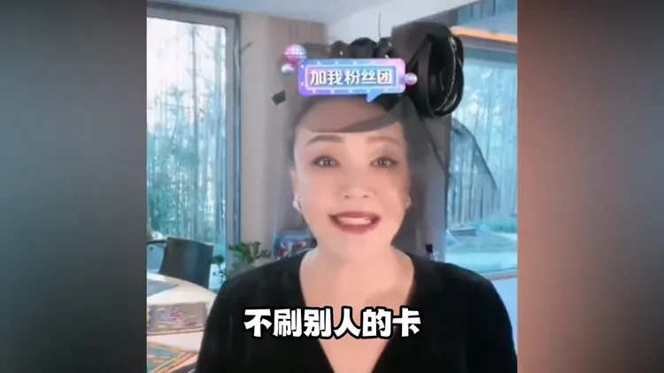 趙正平影片穿插張蘭畫面，她說「蘭姐就是一個賣酸辣粉的，不偷不搶，不刷別人的卡」。翻攝趙正平抖音