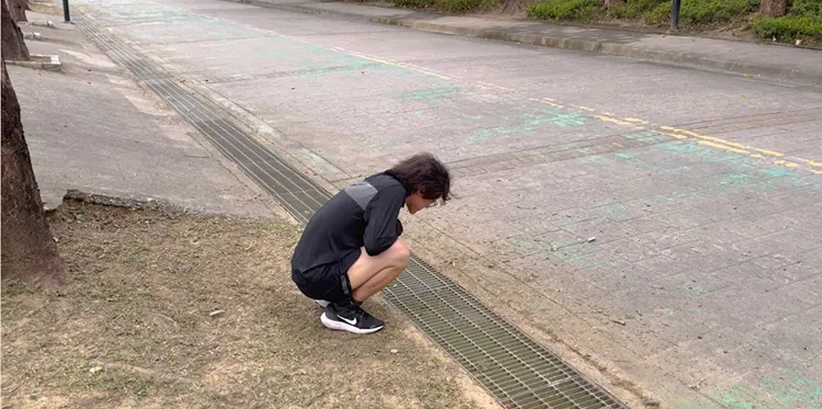 HowHow訓練時跑到嘔吐。照片截圖自HowFun YT頻道