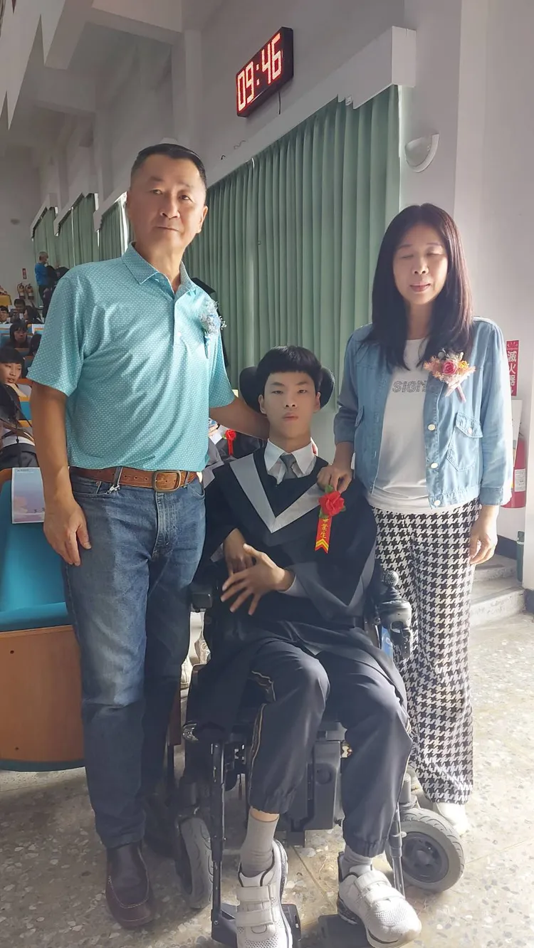 屏大國貿系畢業生蔡東霖是腦麻，但成績優秀，校方頒「屏大之光」。屏大提供