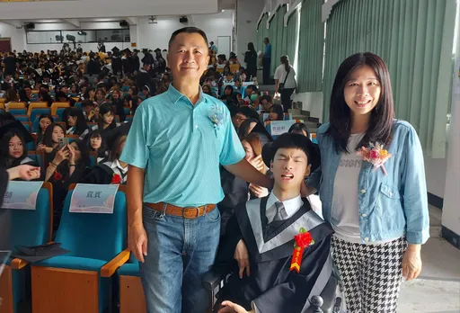 超勵志!腦麻生蔡東霖畢業名列前茅 屏大頒屏大之光