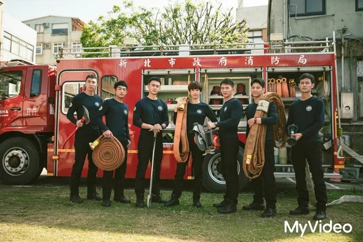 《火神的眼淚》温昇豪（右三）飾演消防員。MyVideo提供