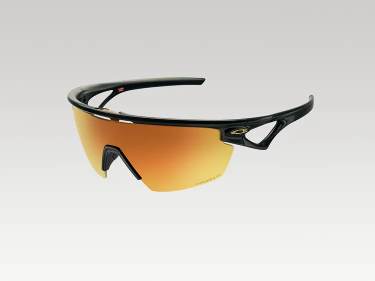 「Sphaera」透過一片式寬大鏡片提供運動員完整視野 。品牌提供