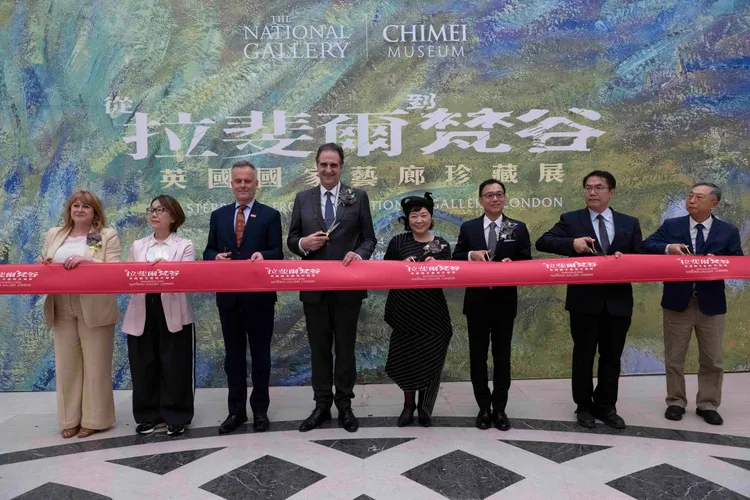 嘉賓開幕剪彩，右起奇美實業董事長許春華、台南市長黃偉哲、奇美博物館館長許家彰、奇美博物館董事長郭玲玲、英國國家藝廊館長加百列．芬納迪、英國在台辦事處代表鄧元翰、文化部政務次長王時思、英國國家藝廊主任珍．諾爾斯。奇美博物館提供