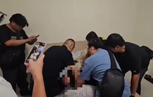 祖孫3死|警衝台中抓到女婿 喝令「趴下」壓制在床畫面曝光