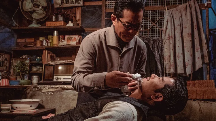 古天樂（上）親密為郭富城抹泡剃鬍。華映提供