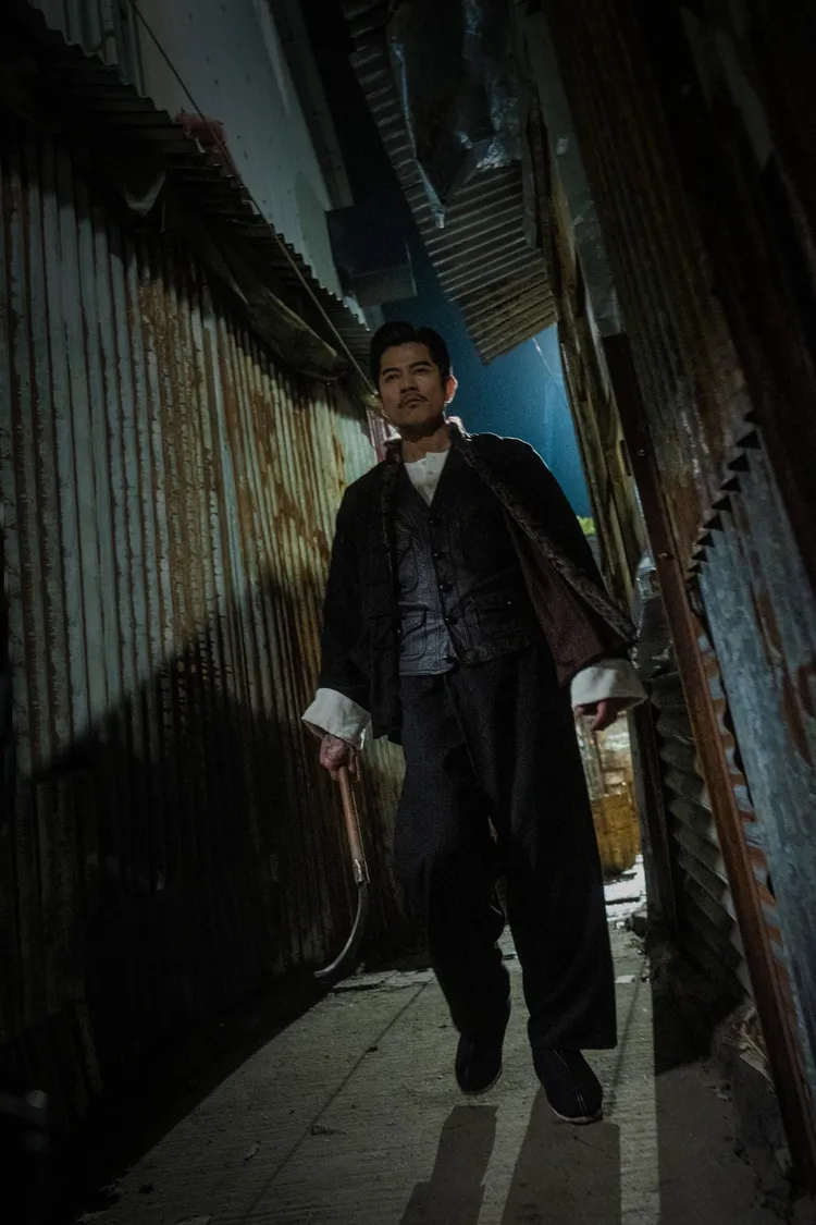 郭富城手拿鐮刀詮釋心狠手辣的「殺人王」。華映提供